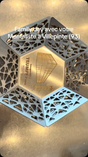 Villepinte, Seine-Saint-Denis. Un événement, des participants… et quelques coïncidences troublantes.J’ai eu le plaisir d’intervenir comme mentaliste à Villepinte (93) lors de cet événement, avec une expérience mêlant mentalisme, perception et influence.Ce que j’aime dans le mentalisme événementiel, c’est lorsque le public ne se contente pas de regarder.Il participe.
Il doute.
Il cherche à comprendre.
Et surtout… il devient acteur de ce qui se passe.Une expérience conçue pour créer de véritables souvenirs, bien au-delà d’une simple animation.Mentaliste à Paris, en Île-de-France et partout en France, j’accompagne entreprises, agences événementielles et événements professionnels qui souhaitent proposer quelque chose de réellement différent.Vous n’êtes peut-être pas ici par hasard.#Mentaliste #Mentalisme #Evenementiel #Paris #villepinte